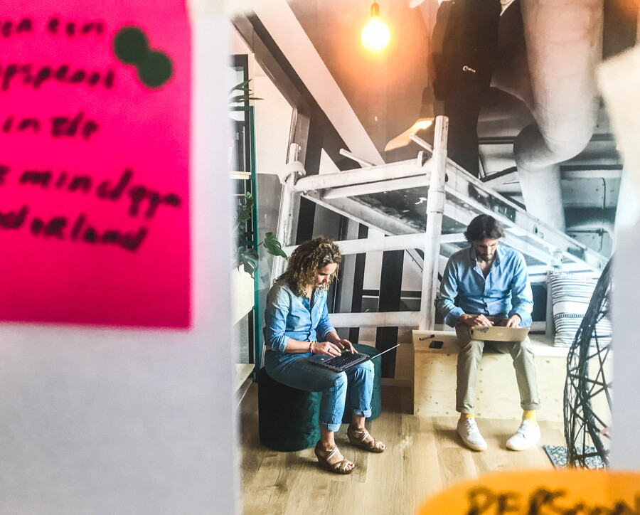 Designsprint op laptop